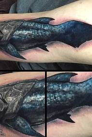 手臂上个性逼真的鱼纹身图案
