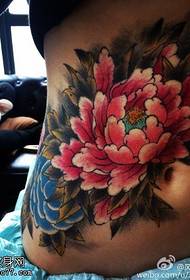 liels peonijas tetovējuma raksts jostasvietā