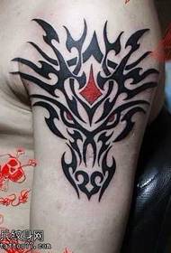 knappe wolf totem tattoo patroon