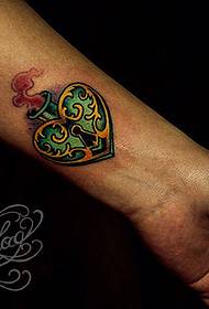 Tetovējumu šovu joslā tika ieteikts tetovējums ar plaukstas locītavas fiksācijas zīmējumu