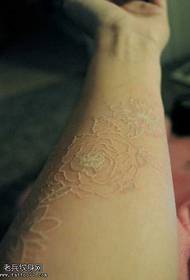Невидлив вид на тетоважа со рака на белата роза