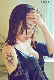 femminile femminile corpu umdu seducente foto di tatuaggio