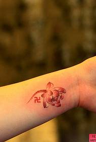 Tattoo show bar preporučio je uzorak tetovaže lotosa u boji zgloba