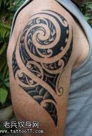 Arm gut aussehend Totem Tattoo Muster