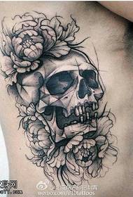 Ipateni ye-tattoo ye-retro peony skull