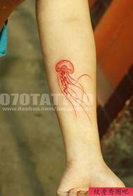 популярний красивий візерунок татуювання медуз на руці
