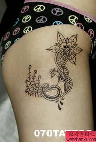 Tatuiruočių demonstravimo juostoje rekomenduotas vynmedžių gėlių tatuiruotės modelis