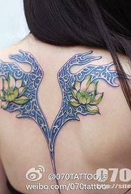 ομορφιά πίσω με ένα λεπτό και δημοφιλές σχέδιο τατουάζ λωτού