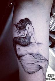 um padrão de tatuagem de sereia de braço