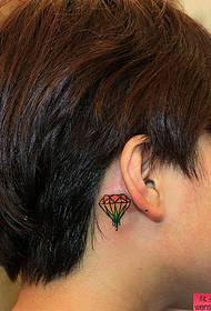 ein Diamant-Tattoo-Muster nach dem Ohr