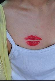 一幅性感的前胸嘴唇纹身图案由纹身秀图吧分享