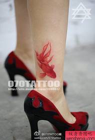 et populært guldfisk tatoveringsmønster på anklen