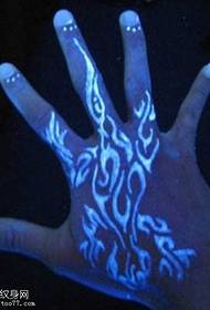 fluoreszent Tattoo Muster op der Réck vun der Hand