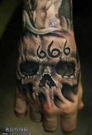 черепна тетоважа на задниот дел од раката