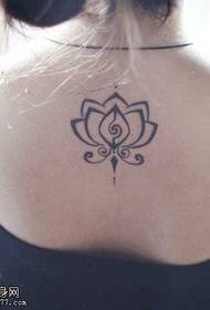 Zadný vzor tetovania Lotus Totem