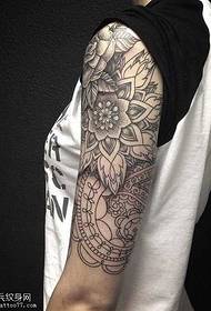 Patrón de tatuaje con tótem floral nun brazo