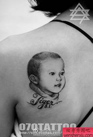 美女后背上一幅可爱宝宝肖像纹身图案
