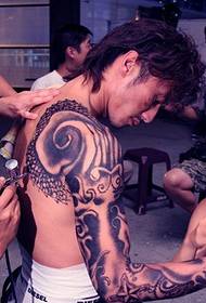 „Rebellion” we wzorze tatuażu Xie Zhenfeng Longteng