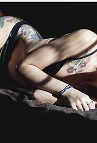 seksi djevojka papir dominirajući uzorak tetovaža