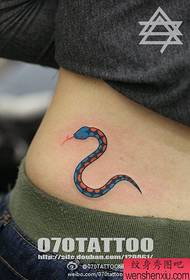 Un bellu mudellu di tatuaggi di serpente nantu à a spalle di a cintura