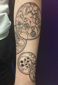 Model de tatuaj Totem în camera de modă a brațului