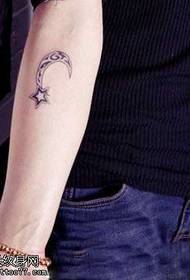 Wzór tatuażu moda ramię księżyca totem