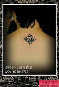 kleng a flott Totem klengt Lotus Tattoo Muster op der Réck