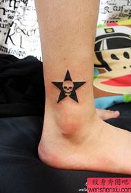 les cames de les nenes petites i exquisides patrons de tatuatge d'estrelles i crani de cinc puntes