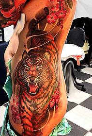 tradicinis tigro tatuiruotės modelis ant tatuiruotės veterano pusės
