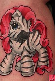 Tatueringsbilden släppte ett färgstarkt ben unicorn tatuering mönster