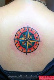 meitenes atpakaļ izskatīgs kompass tetovējums modeli