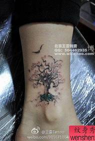 kaki gadis itu sangat populer dengan tato pohon kecil