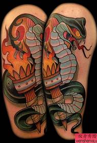 Barra de exhibición de tatuajes para que pueda recomendar un hermoso patrón de tatuaje de serpiente de estilo escolar