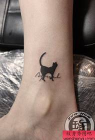 女孩腳踝小巧可愛的圖騰貓紋身圖案