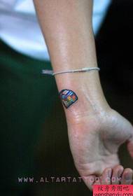 dívka zápěstí barevné diamantové tetování vzor