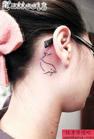 djevojka uho mali i popularan totem delfin tetovaža uzorak