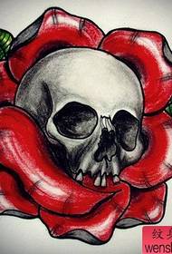 ένα άλλο δροσερό με ένα χειρόγραφο τατουάζ τριαντάφυλλο