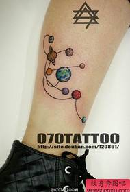 noga Majhen in priljubljen vzorec tetovaže malega planeta