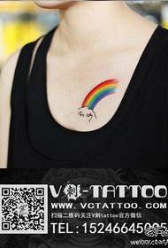 Kis szivárványos tetoválás mintázat, amely népszerű a lány mellkasának elülső részén
