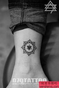 patrón de tatuaje de tótem de flor hermosa solo pierna de niña