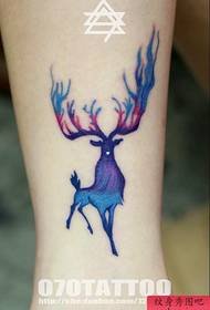 Recomienda un patrón de tatuaje de ciervo en el pecho popular de personalidad
