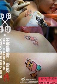 girl's shoulder is super cute and cute little giraffe tattoo pattern