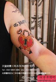 férfi kar belsejében divat népszerű szerelem lock tetoválás minta