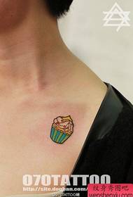 modèle de tatouage de crème glacée petite et populaire poitrine