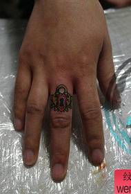 손가락 작은 사랑의 자물쇠 문신 패턴