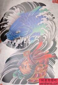 klassike goed útsichtende healfisk mei in samurai tatoetmuster