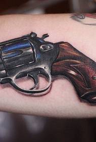 ένα πολύ ρεαλιστικό τατουάζ Revolver λειτουργεί