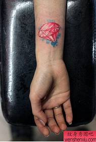 dívka rameno malé a jemné růžové diamantové tetování vzor