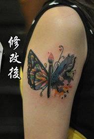 vajzë krah modelit të bukur të tatuazheve të krahut të bukur flutur