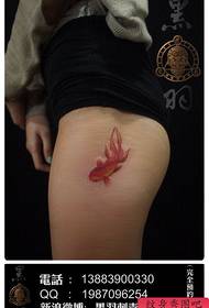 Dievčenské malé a populárne malé tetovanie so zlatými rybkami